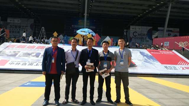 888官网集团研发展会合影